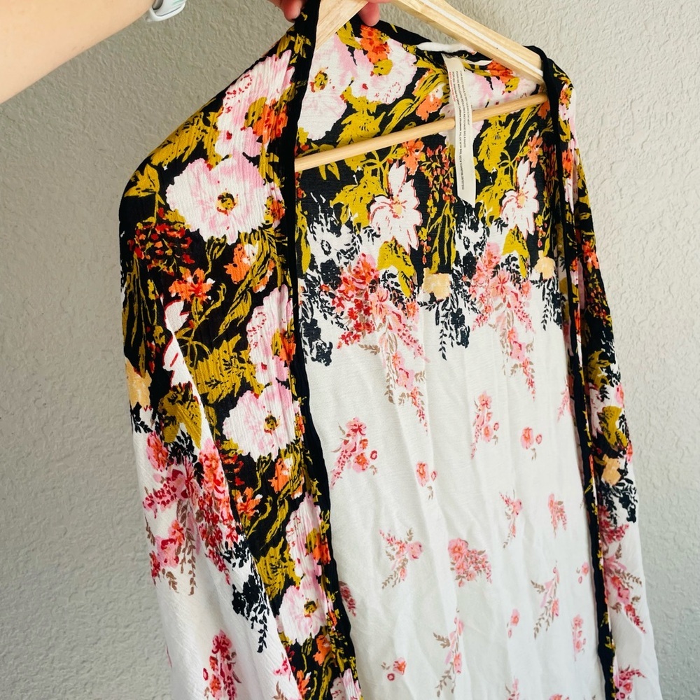 Free People / Bali Wrapped In Blooms Shawl in Cream Combo - Picture 9 of 10